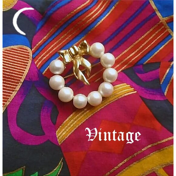 Holiday Wreath Brooch Vintage Marvella Faux Pearl Pin in Jewelry Gift Box - Picture 1 of 12